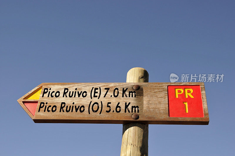 马德拉岛toPico Ruivo徒步旅行距离的路标